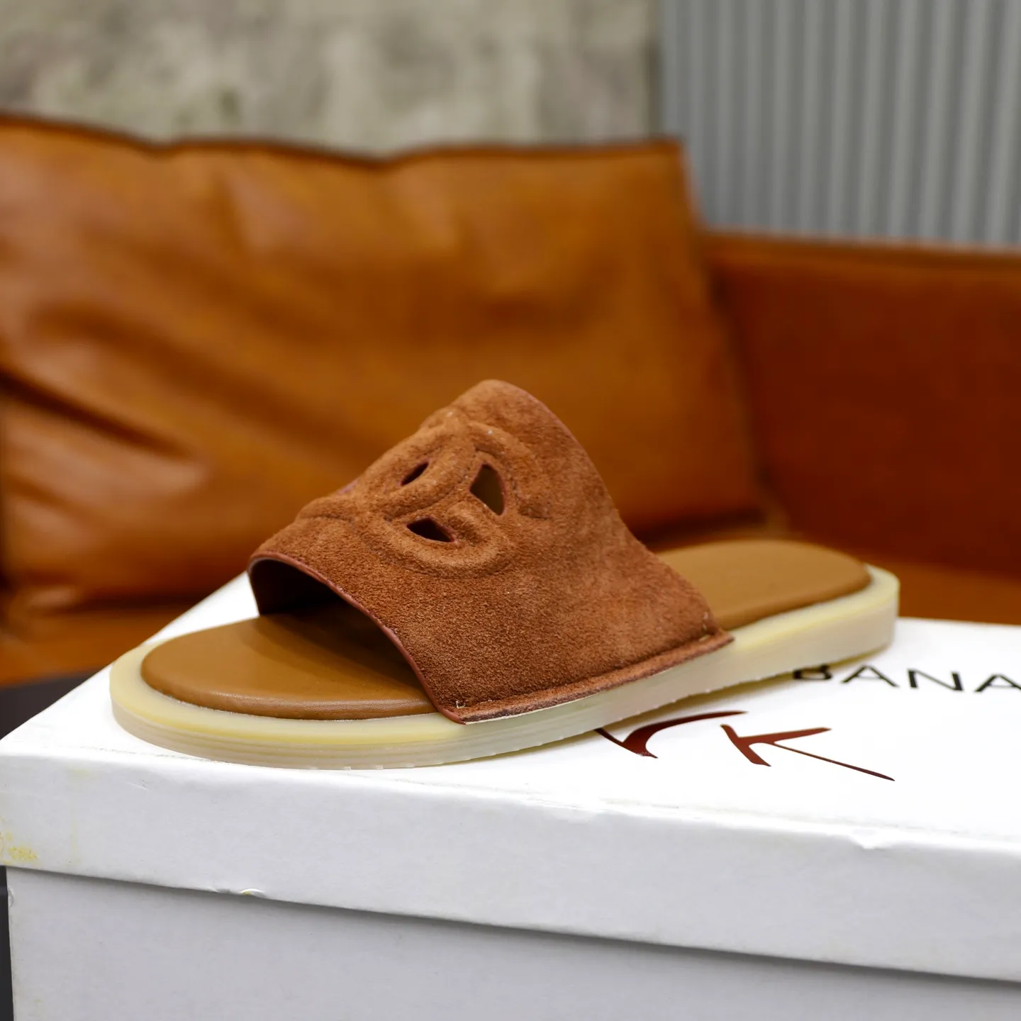 Ex-factory price: 340💰🙅‍♂️🙅‍♂️🙅‍♂️ Brand: DG Standard code: 38-44 (45 customized) Grade: Same as the official website Material: Original leather design Original lightweight wear-resistant molded outsole Style category: Men's fashion sandals Distinguished luxury brand elements Top luxury Color: Actual picture color